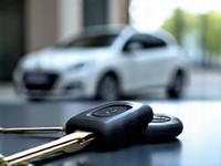 Clés de voiture sur un comptoir de location, avec une voiture propre et moderne en arrière-plan, symbolisant la rapidité et la qualité du nettoyage pour les flottes de location.